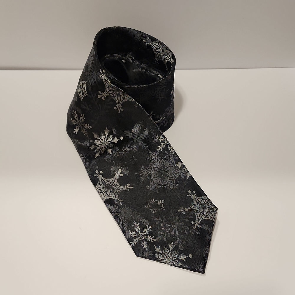 Hallmark Holiday Traditions All Silk Elegant Black and Silver Men's Tie
